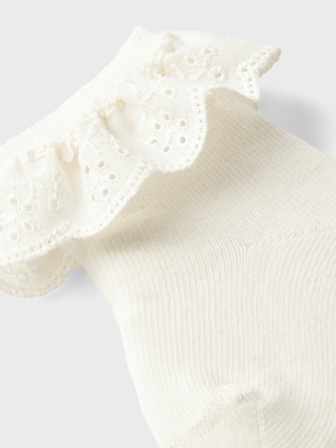 Lil Atelier - Dertrud Baby Ankelstrømpe med Blondekant - Coconut Milk