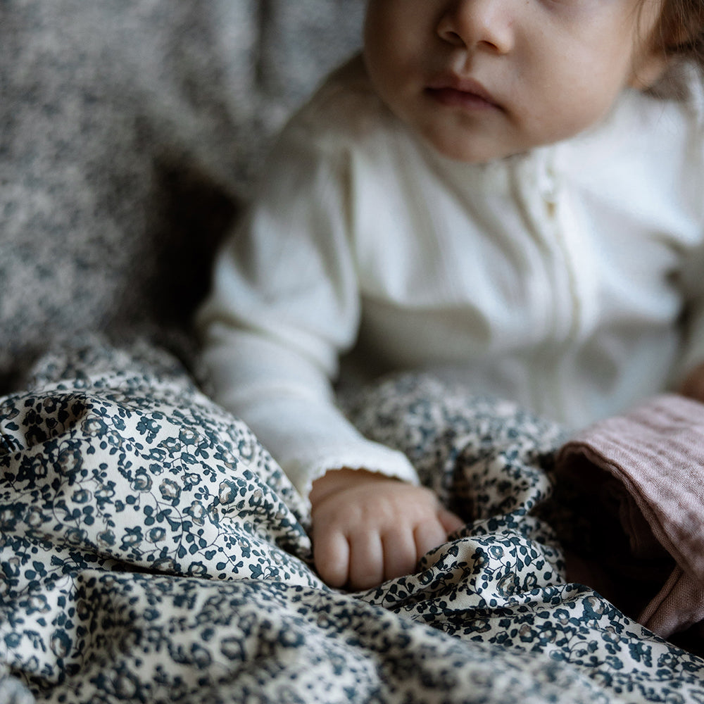 That´s Mine Levi Sengetøj Baby - Flores Blue