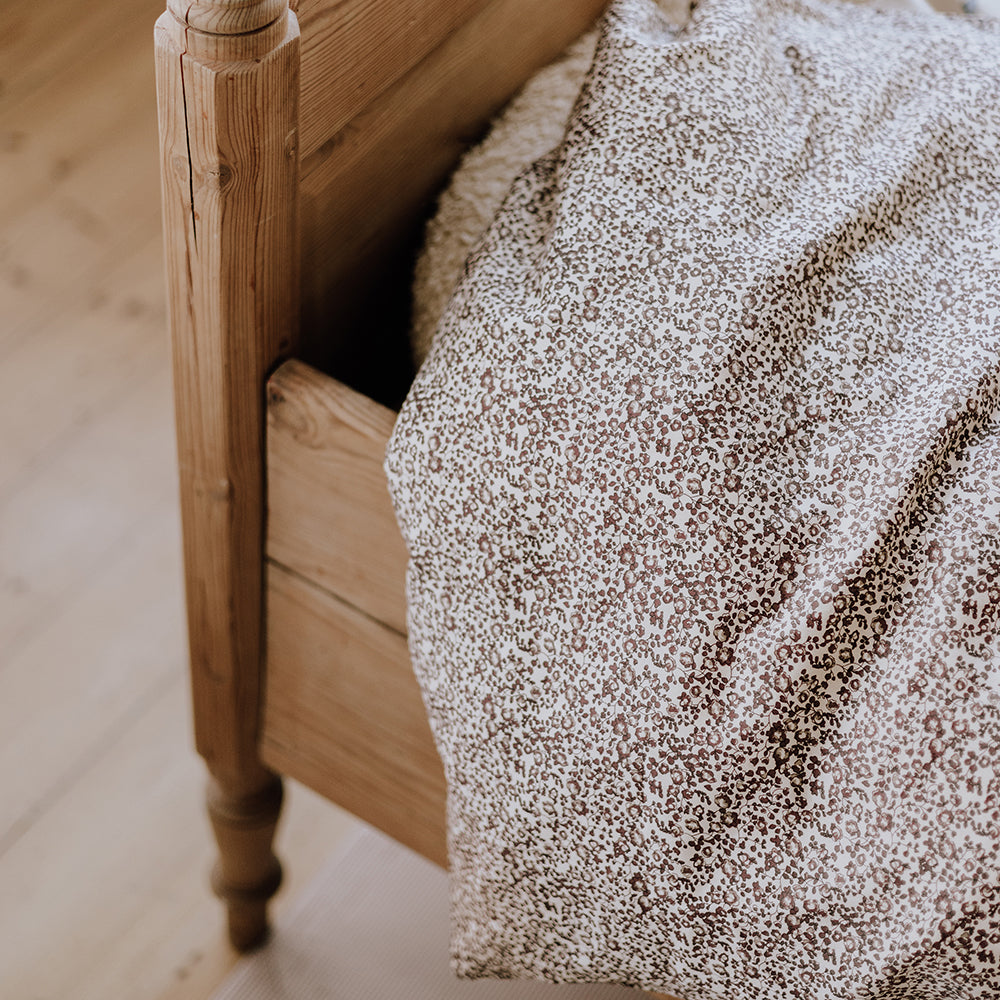 That´s Mine Levi Sengetøj Baby - Flores Red