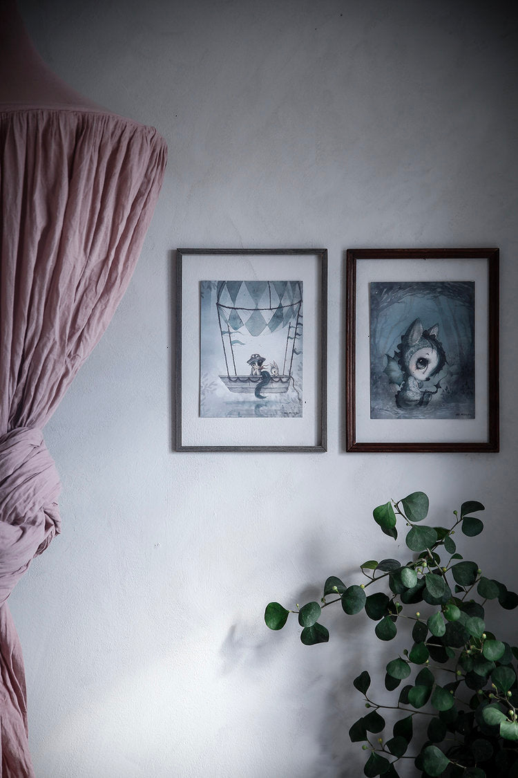 Mr Tom & Flyvebåden Plakater 18x24 cm - Mrs. Mighetto