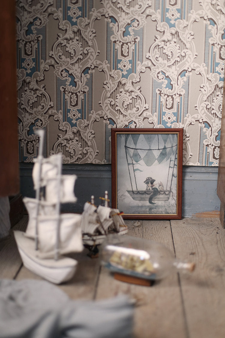 Mr Tom & Flyvebåden Plakater 18x24 cm - Mrs. Mighetto