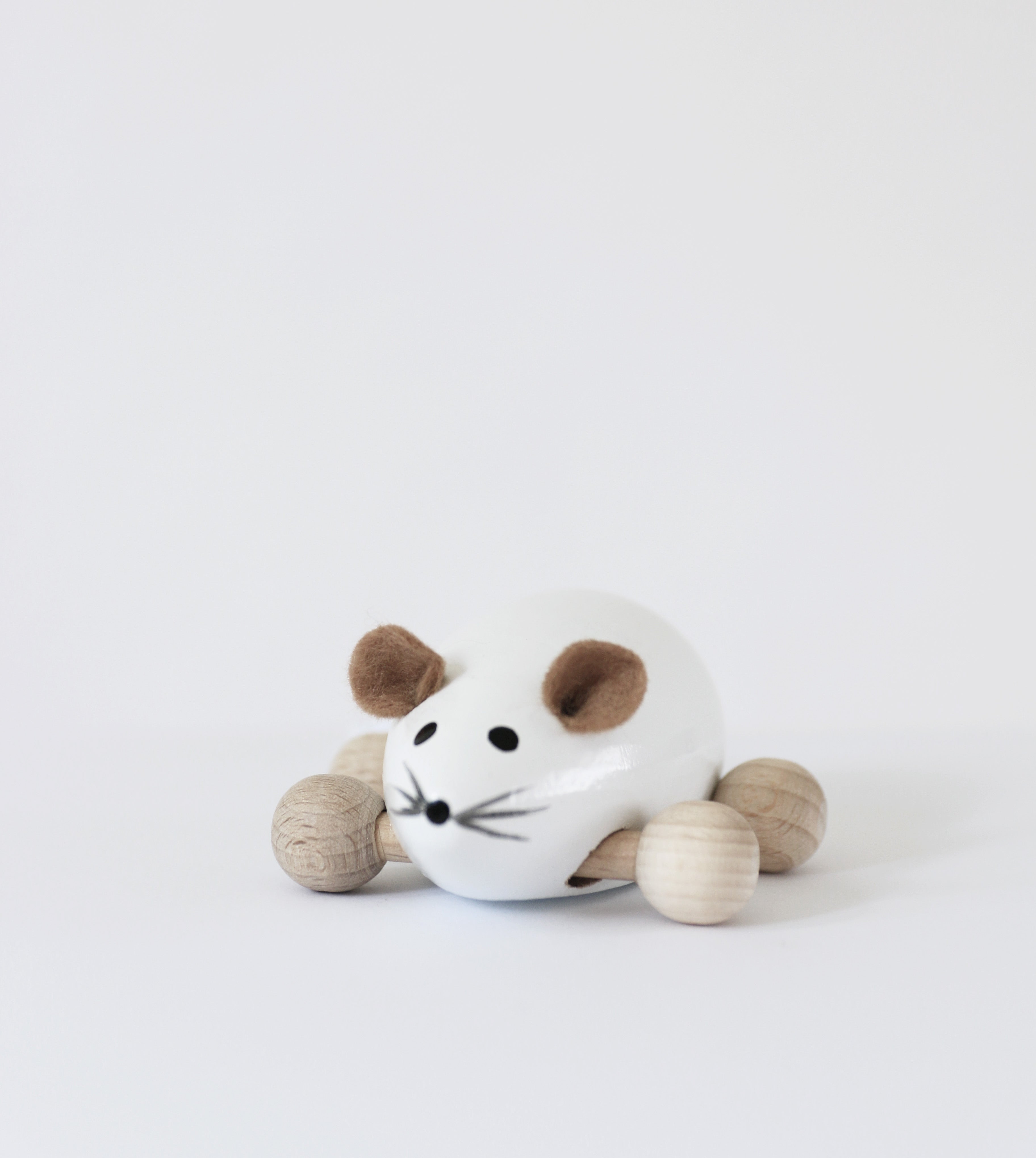 Molly mus på hjul i hvid - Ella & Frederik