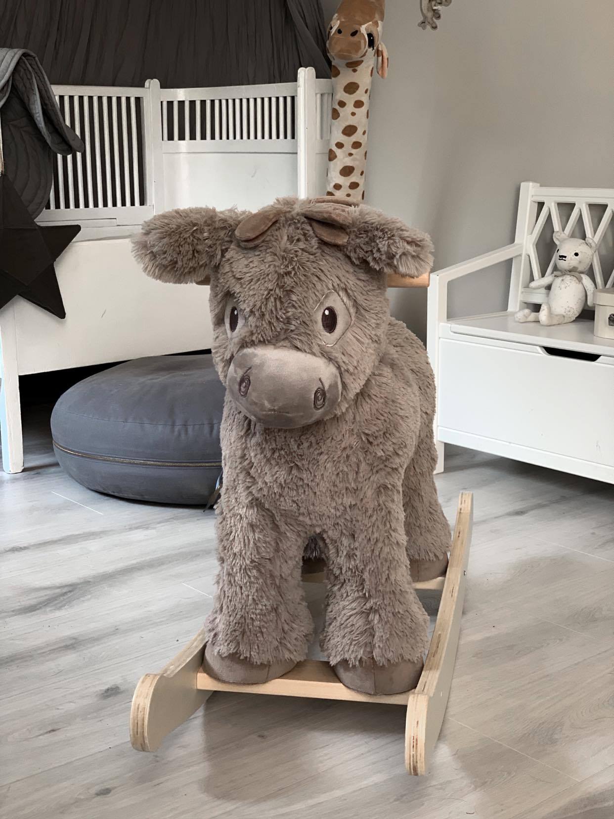 Gyngehest Æslet Norbert 12 mdr. - Little Bird Told Me