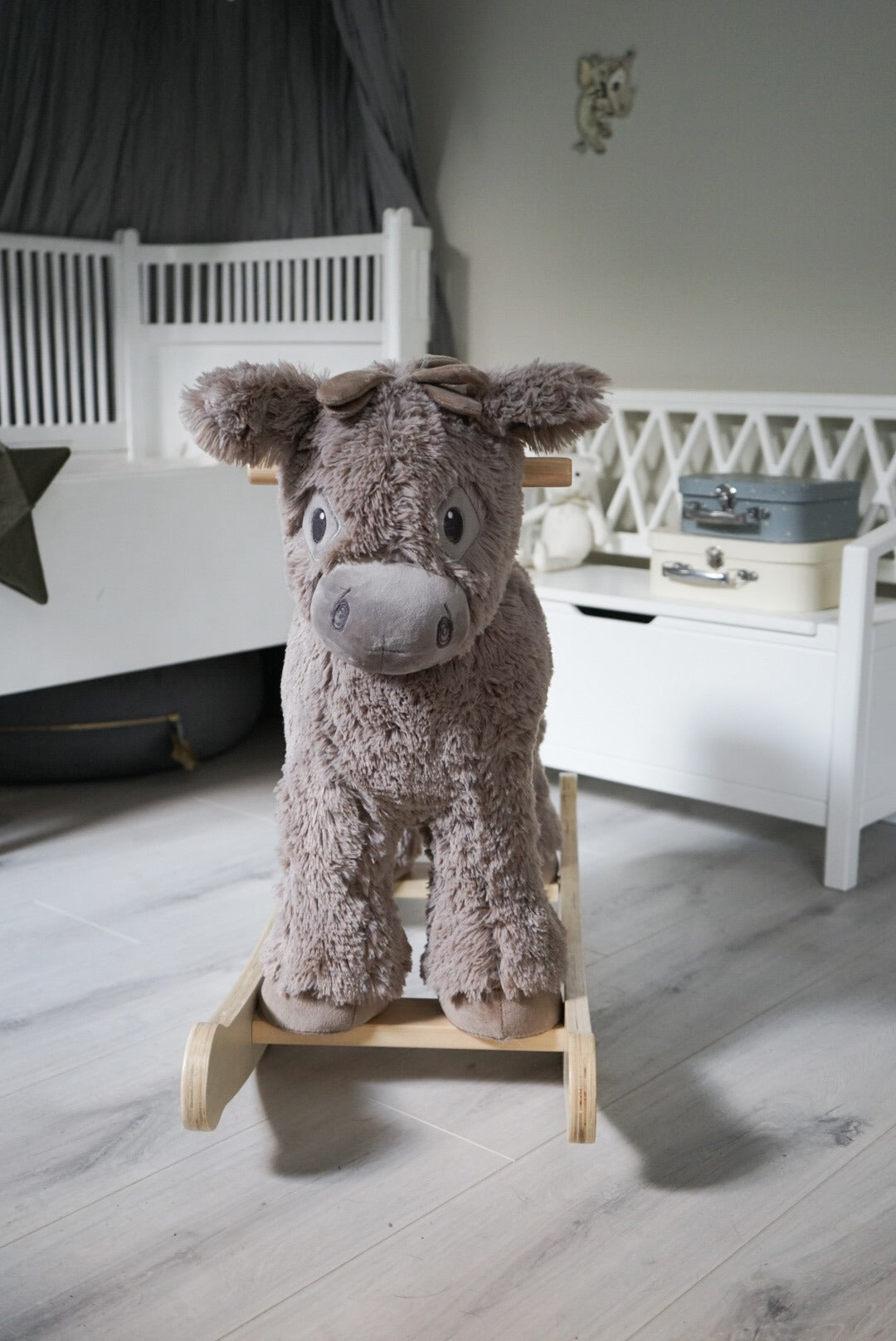 Gyngehest Æslet Norbert 12 mdr. - Little Bird Told Me