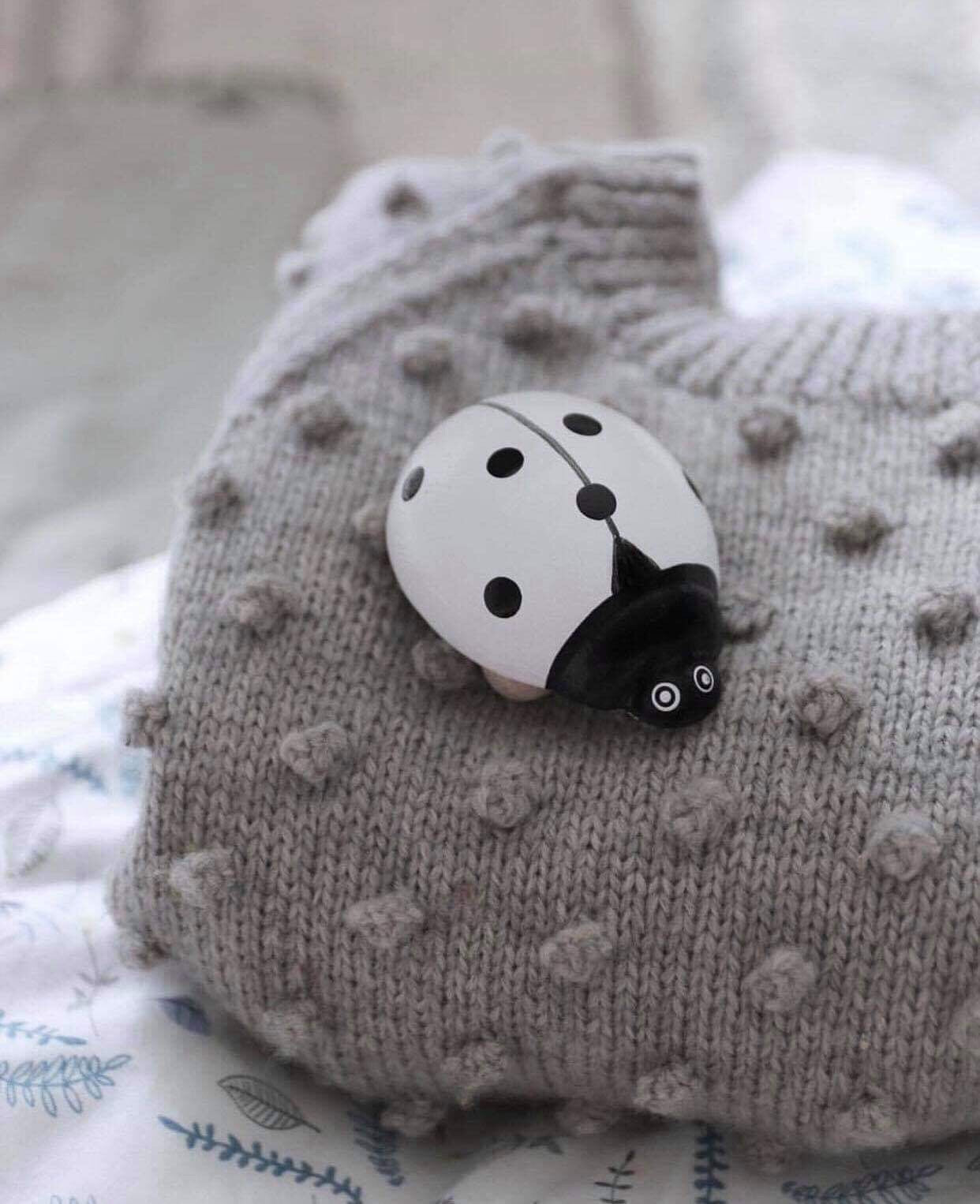 Mariehøne i træ med hjul - Poppy White - Ella & Frederik