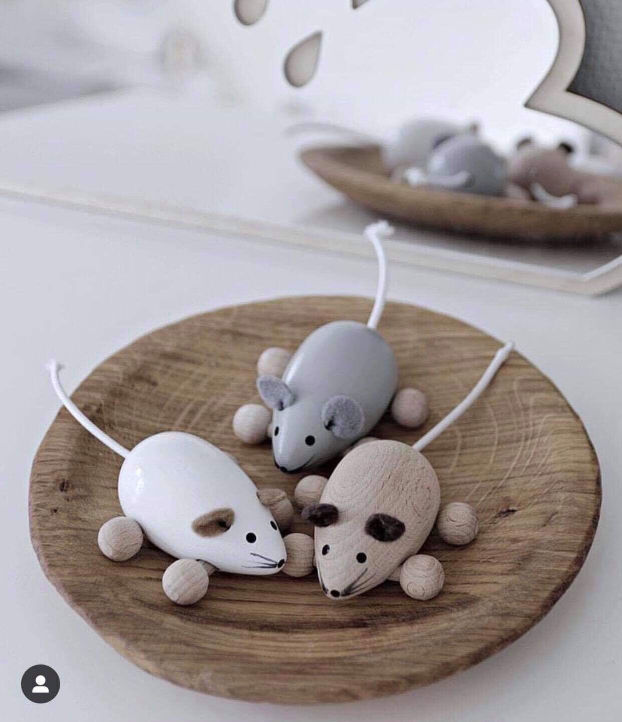 Molly mus på hjul i hvid - Ella & Frederik