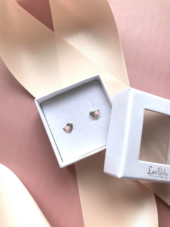 Spurv med Lyserøde Hjertevinger Ørestikker