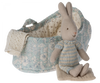 Maileg Micro Kanin i babylift - Lyseblå